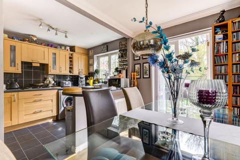 33 Cloverfields, Horley, RH6 9EY