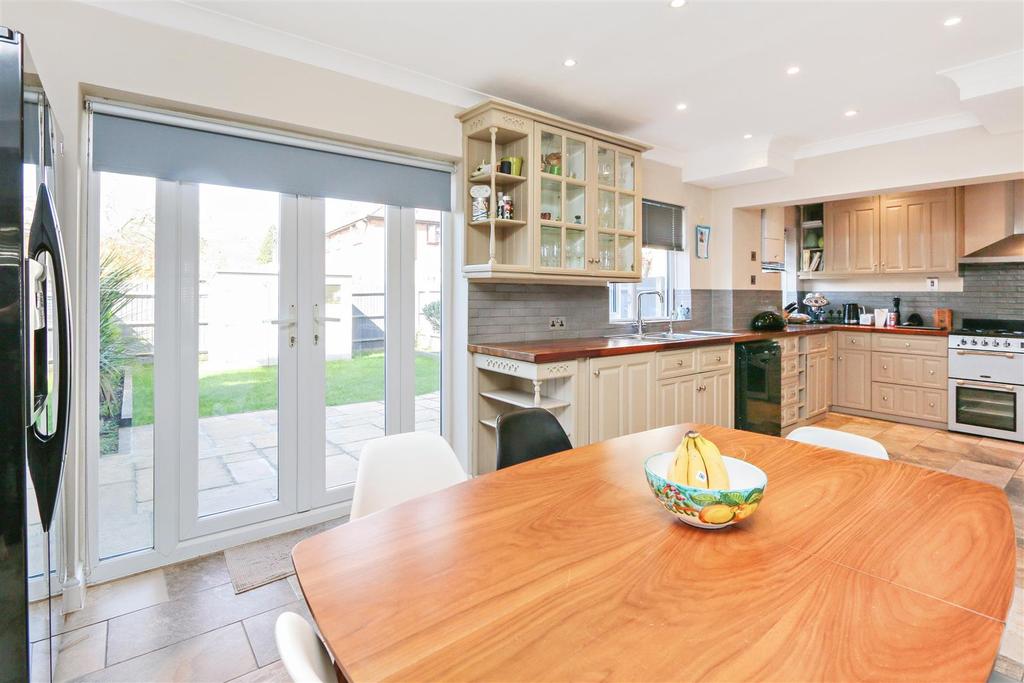 Oakwood Drive, Bexleyheath 4 bed semidetached house £500,000