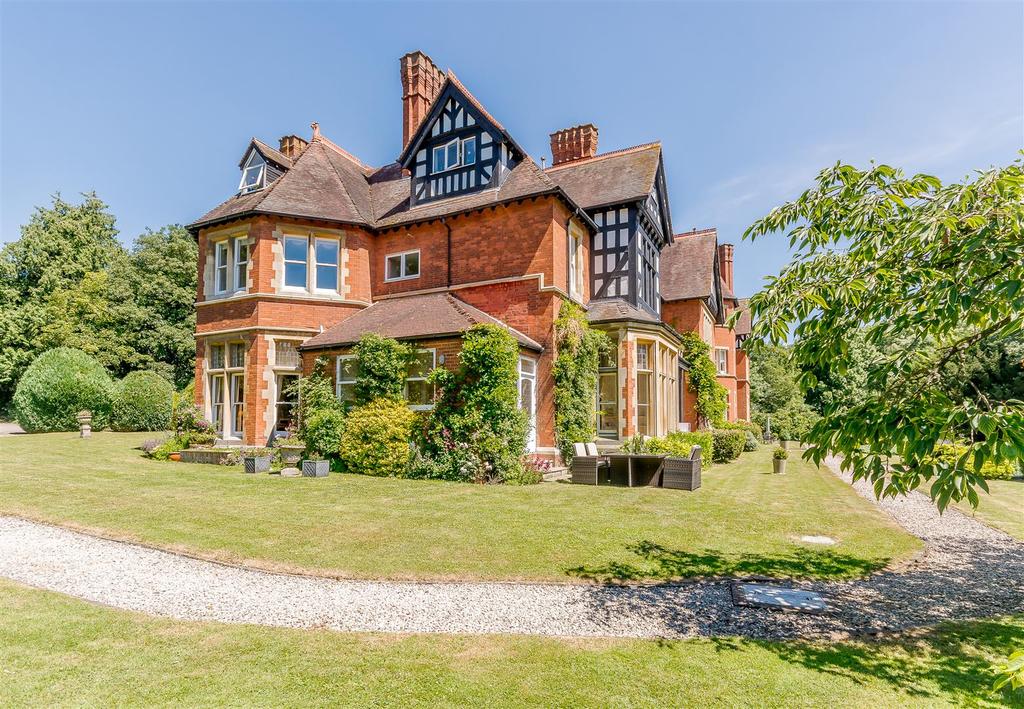 Temple Grafton, Alcester, Warwickshire, B49 6NY 2 bed flat £425,000