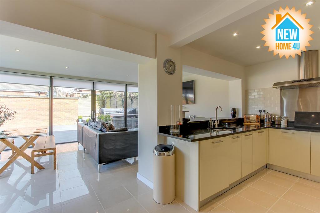 Kitchen/ dining: