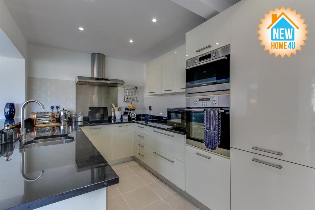 Kitchen/ dining: