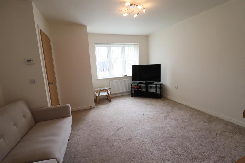 Holly Drive,Hessle 3 bed semidetached house £850 pcm (£196 pw)