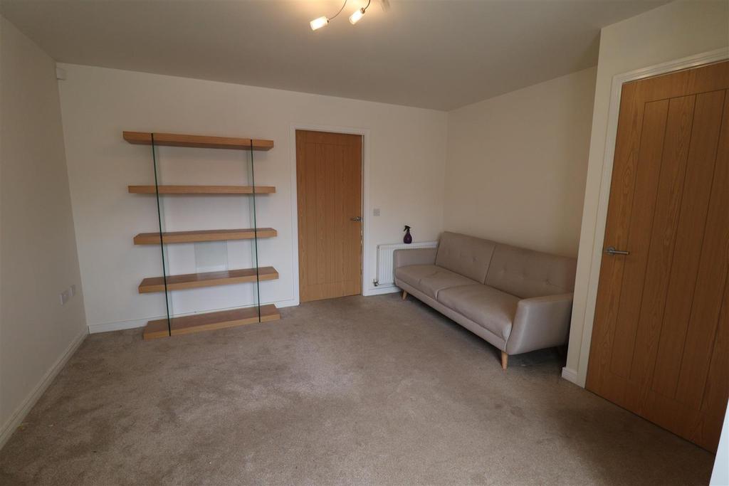 Holly Drive,Hessle 3 bed semidetached house £850 pcm (£196 pw)