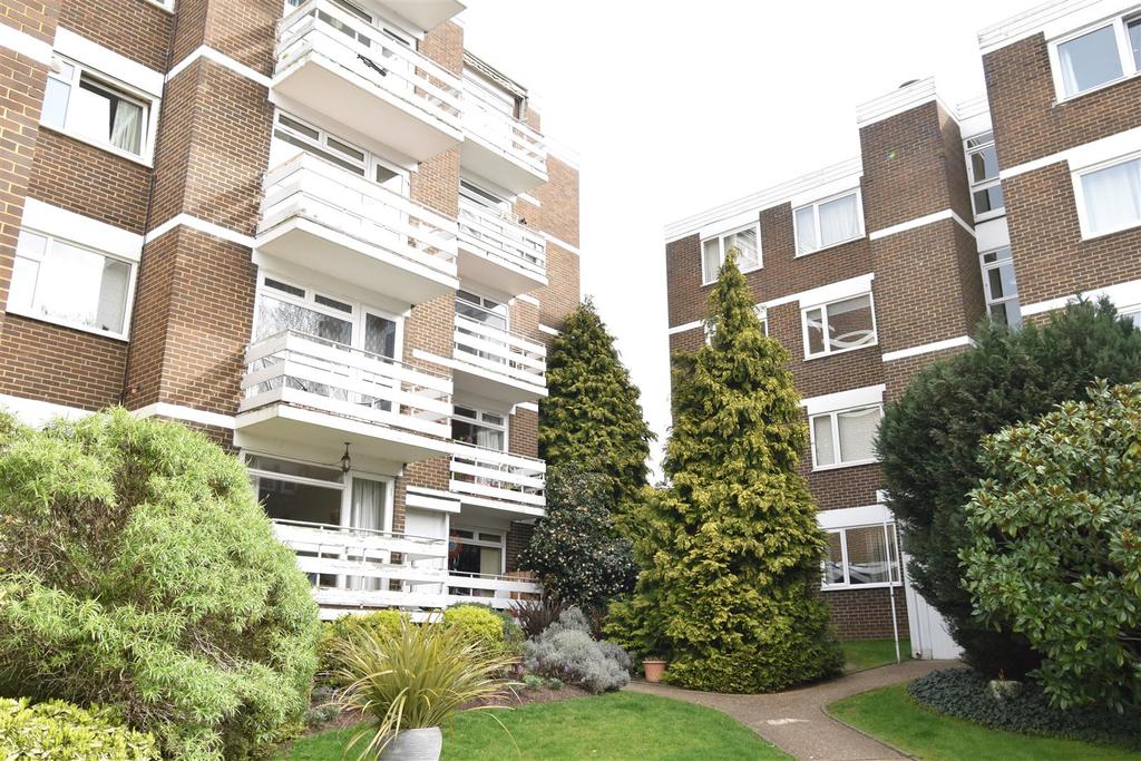 Close, Surbiton 2 bed apartment £1,350 pcm (£312 pw)
