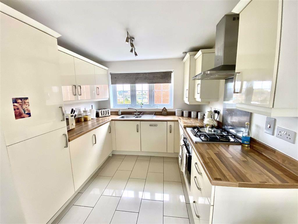 Breakfast kitchen/dining room (rear)