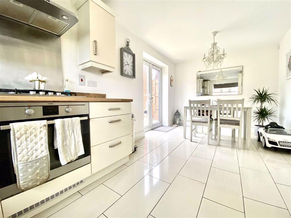 Breakfast kitchen/dining room (rear)