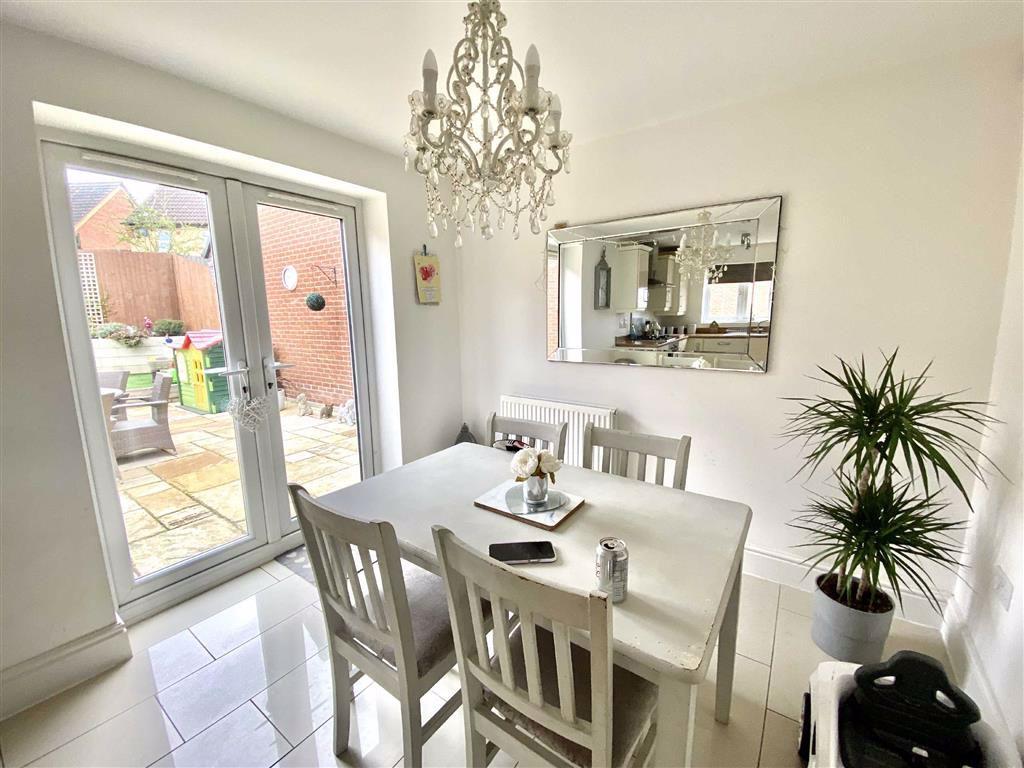 Breakfast kitchen/dining room (rear)