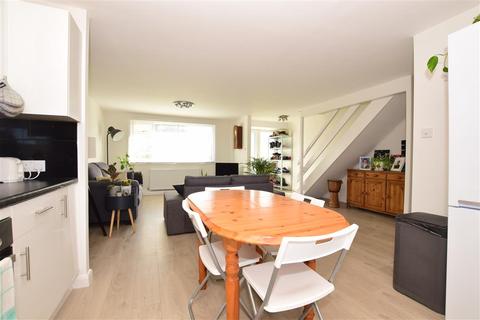14 Avon Close, Tonbridge, TN10 3HT