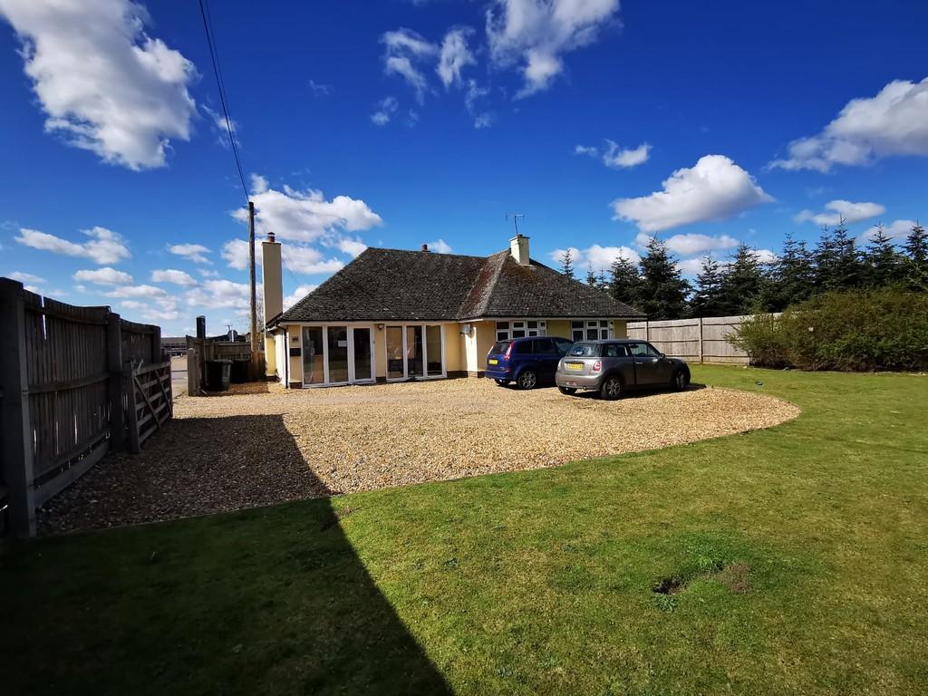 High Road Beeston Bedfordshire 3 bed detached house £995 pcm (£230 pw)
