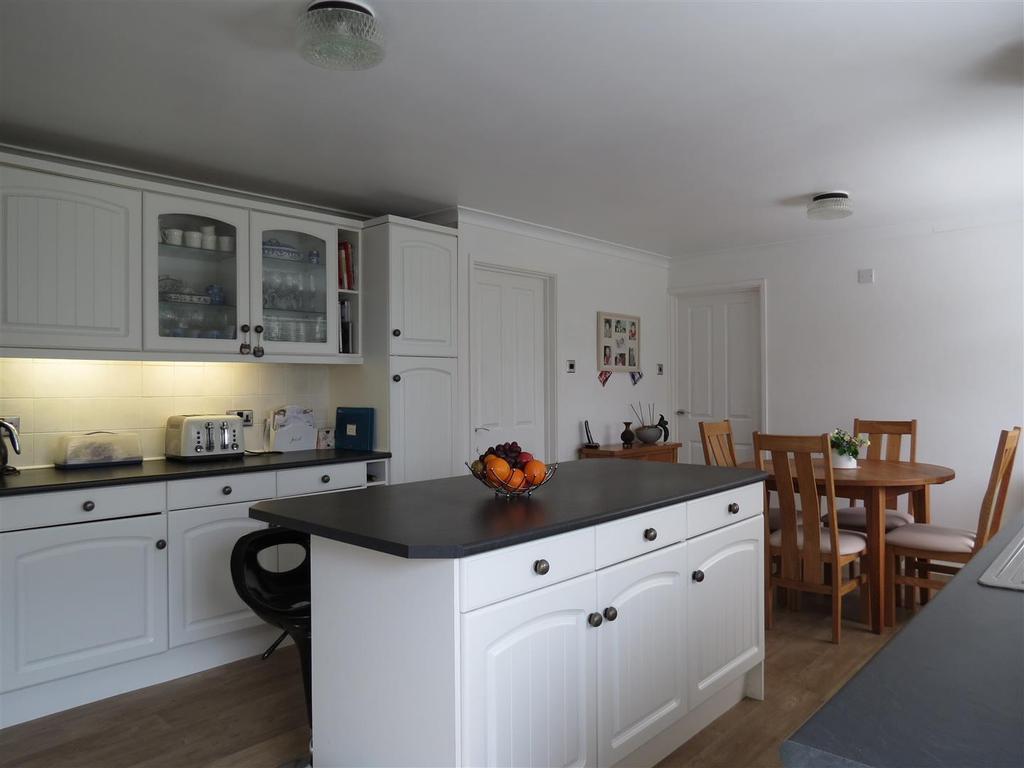 Kitchen/Breakfast Room: