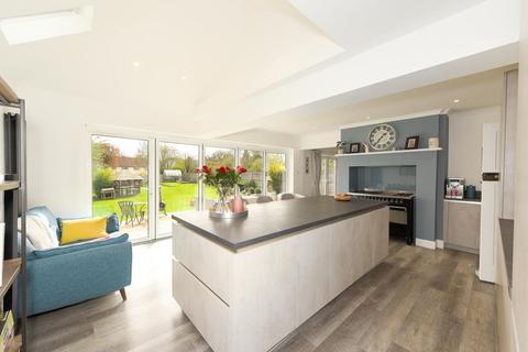92 Hookfield, Epsom, KT19 8JG