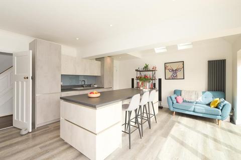 92 Hookfield, Epsom, KT19 8JG
