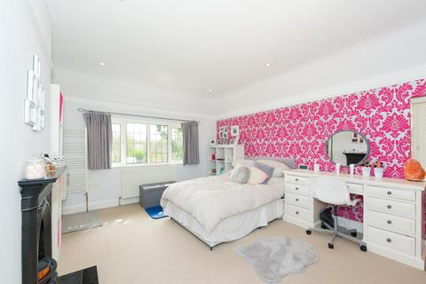 92 Hookfield, Epsom, KT19 8JG