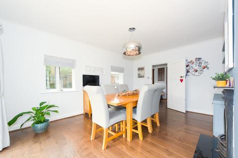 92 Hookfield, Epsom, KT19 8JG