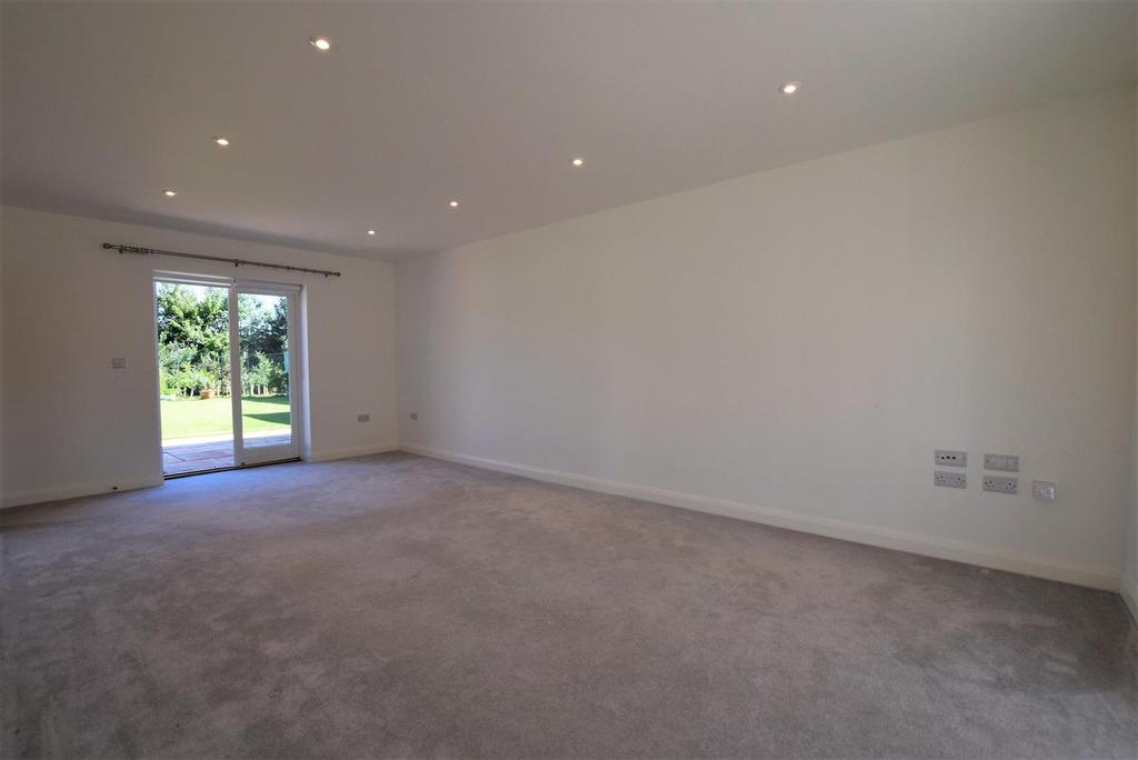 Spinney Hill, Oakham 4 bed detached house £1,400 pcm (£323 pw)