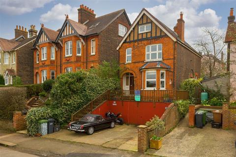 2 Cockshot Road, Reigate, RH2 7HD