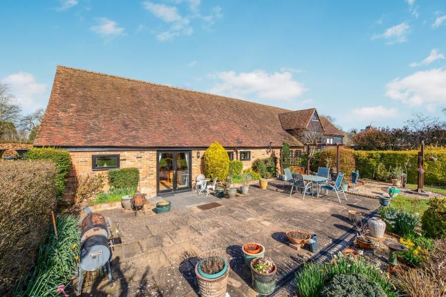 Bovingdon, Herts HP3 3 bed barn conversion £825,000