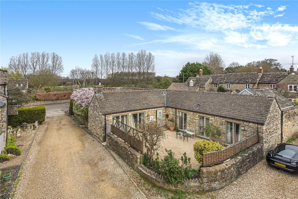 Preston, Cirencester, GL7 3 bed bungalow £400,000
