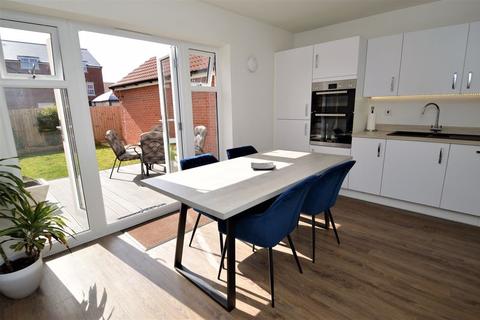 3 Blackcap Avenue, Yatton, Bristol, BS49 4FL