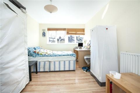 3 bedroom maisonette to rent, Chiswick Terrace, London, W4