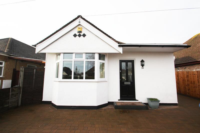 Farleigh Road, New Haw, KT15 3HS 3 bed detached bungalow £1,700 pcm