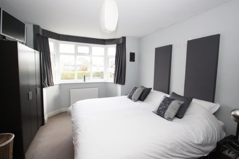 Farleigh Road, New Haw, KT15 3HS 3 bed detached bungalow £1,700 pcm