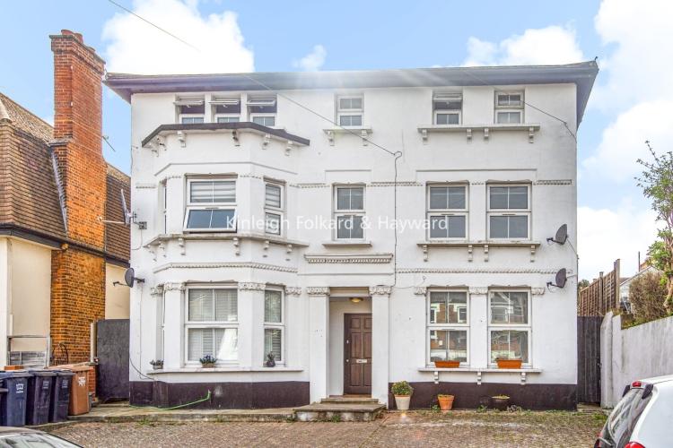 Faversham Road London SE6 2 bed flat £1,200 pcm (£277 pw)