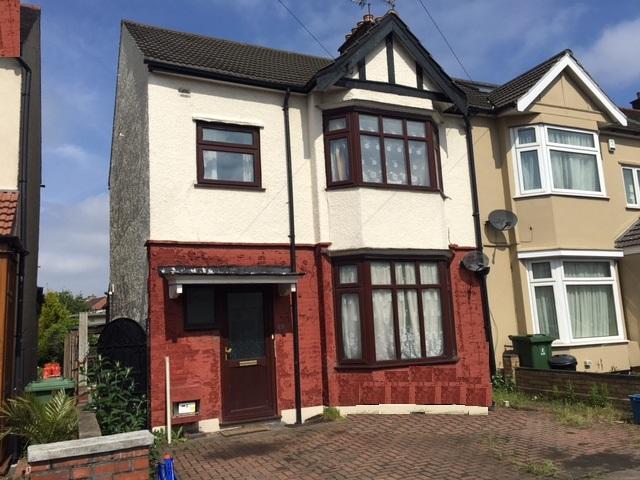 3 bedroom house available to let in CRANLEY DRIVE