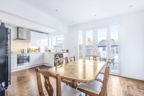 28 Tangle Tree Close, London, N3 2TR
