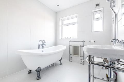 28 Tangle Tree Close, London, N3 2TR