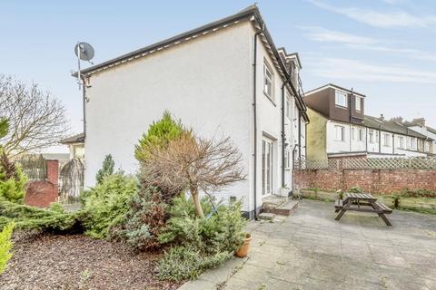 28 Tangle Tree Close, London, N3 2TR