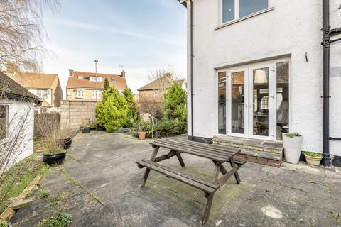 28 Tangle Tree Close, London, N3 2TR