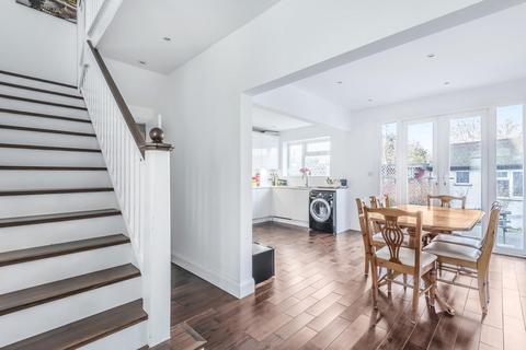28 Tangle Tree Close, London, N3 2TR