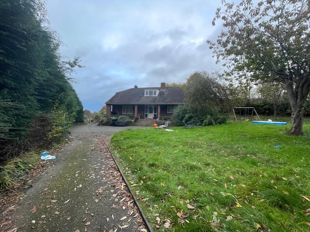 Buttington, Welshpool, Powys, SY21 5 bed bungalow £350,000