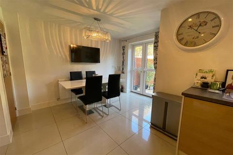 25 Sunnyside Close, East Grinstead, RH19 4QW