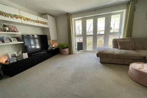 25 Sunnyside Close, East Grinstead, RH19 4QW