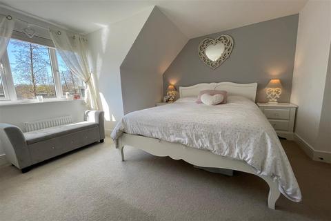 25 Sunnyside Close, East Grinstead, RH19 4QW