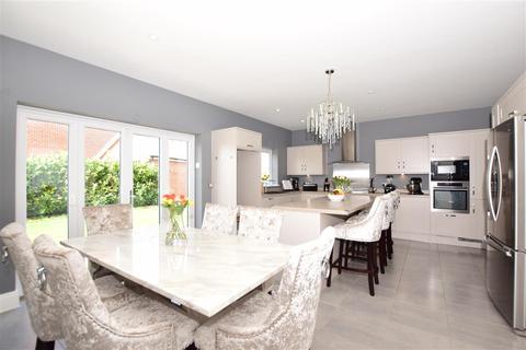 7 Kestrel Grove, Whitfield, Dover, CT16 3FT