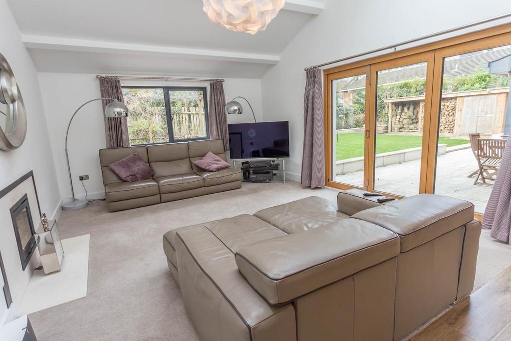 Sitting area with vaulted ceiling