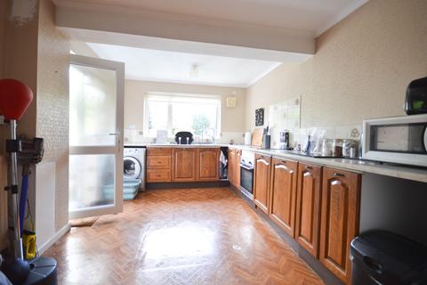 18 Walnut Close, Nuneaton, CV10 0JB