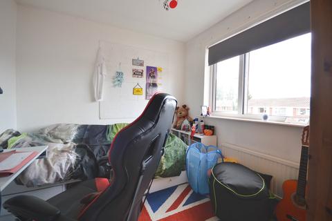 18 Walnut Close, Nuneaton, CV10 0JB