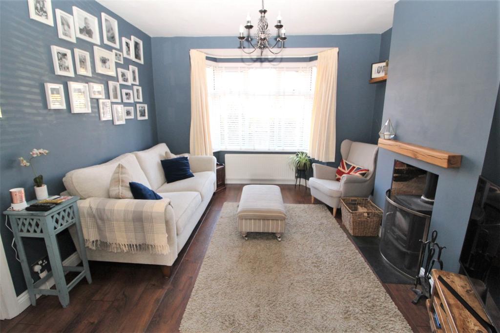 Danescroft Drive, LeighonSea, SS9 3 bed semidetached house £400,000