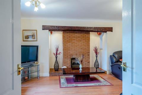 24 Bexmore Drive, Streethay, Lichfield, WS13 8LB