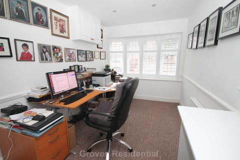 4 Traps Lane, New Malden, KT3 4RR
