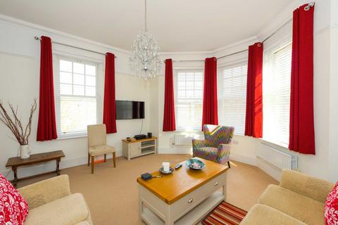 2 bedroom flat to rent, Cavendish Walk, Epsom