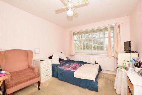 8 Wray Close, Hornchurch, RM11 1JX