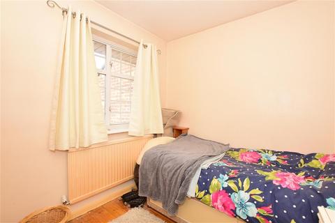 8 Wray Close, Hornchurch, RM11 1JX