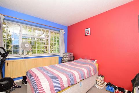 8 Wray Close, Hornchurch, RM11 1JX
