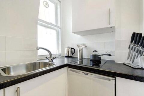 Studio to rent, Hill Street, London