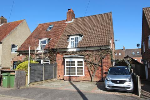 7 Howard Close, Walton On The Hill, Tadworth, KT20 7QF